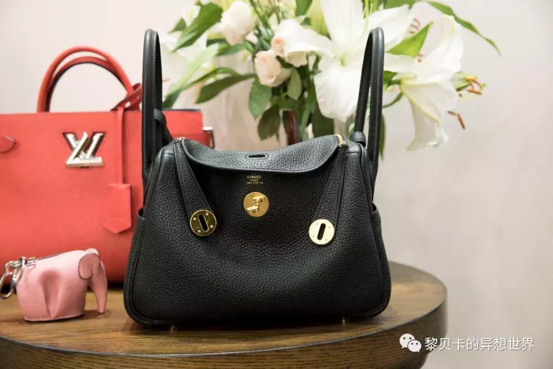 她们买了不少包，但天天背的还是这几个