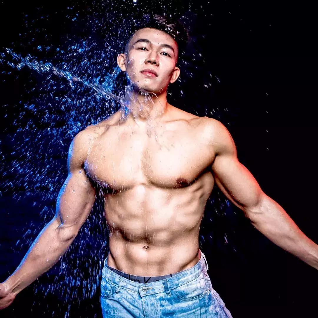 90后大学生迷上健身,90后小伙健身教练转行做餐饮