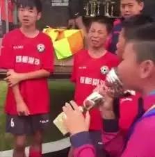 法国世界足球杯夺冠归来全国沸腾,中国足球感动全网