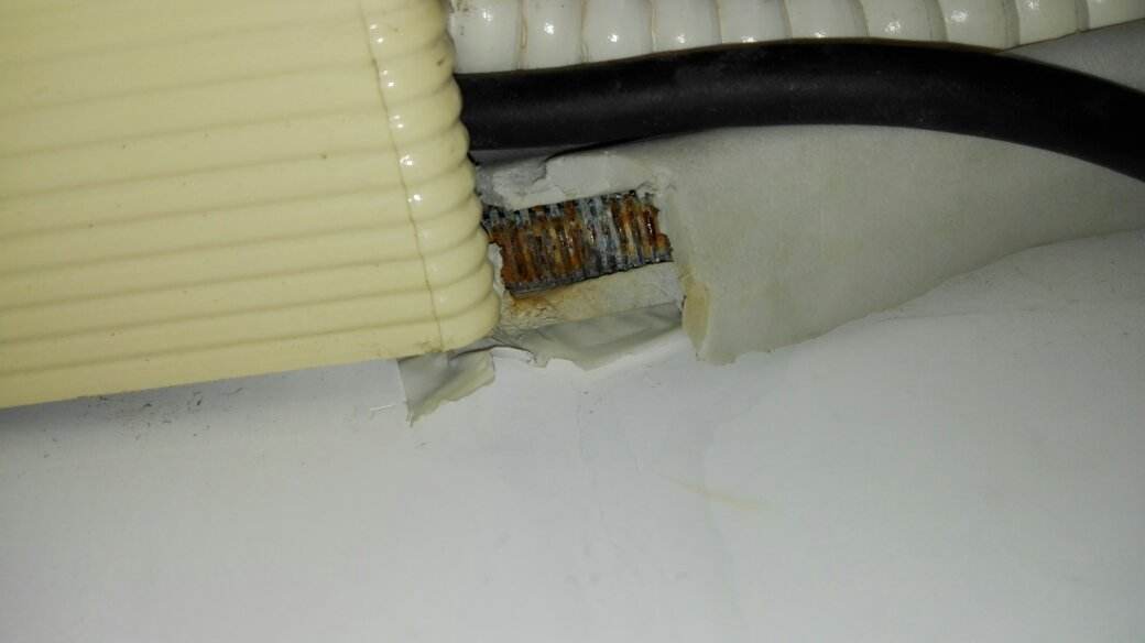 空调左边漏水调整位置后右边漏水,空调制热外机底部漏水还有水蒸气