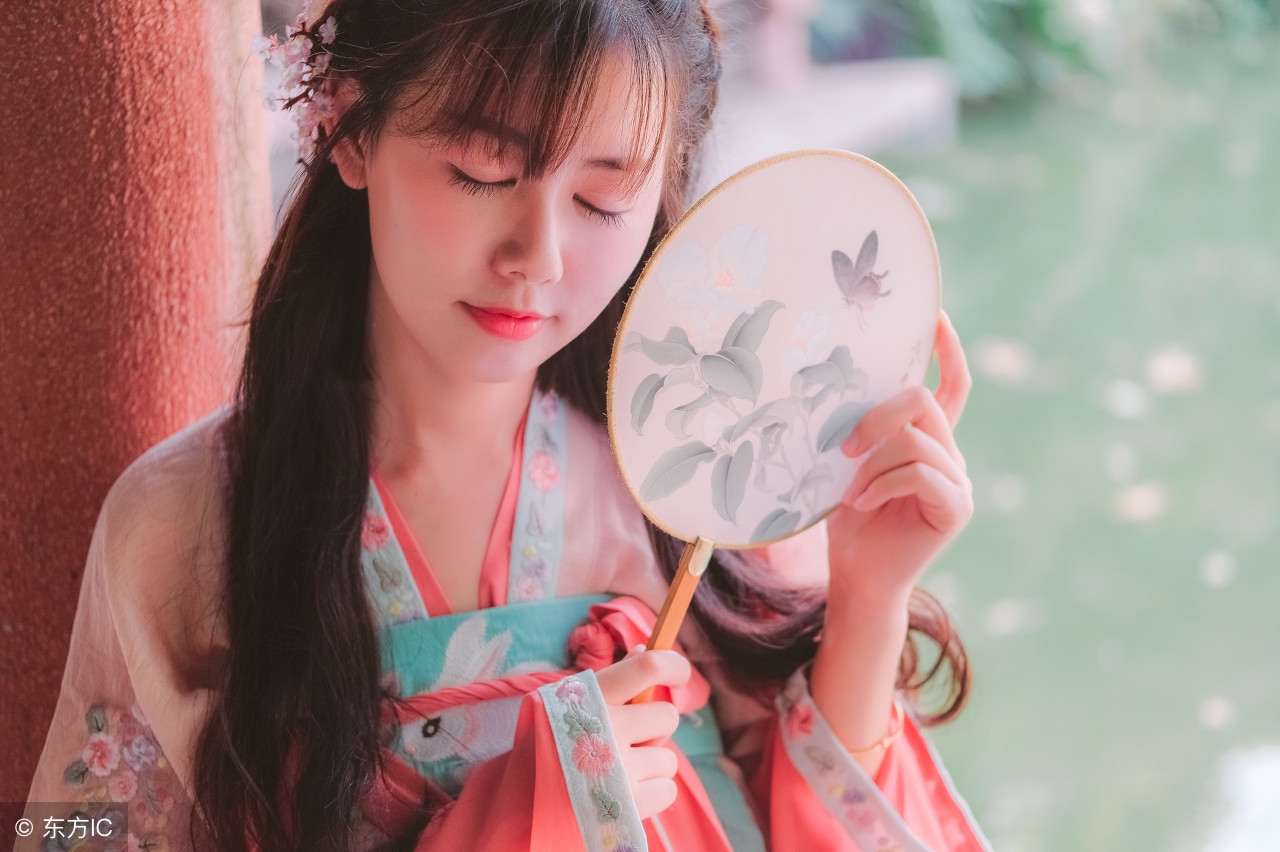 花痴王妃2叶宋勾起嘴角，贴着灵月耳边凉薄地笑……