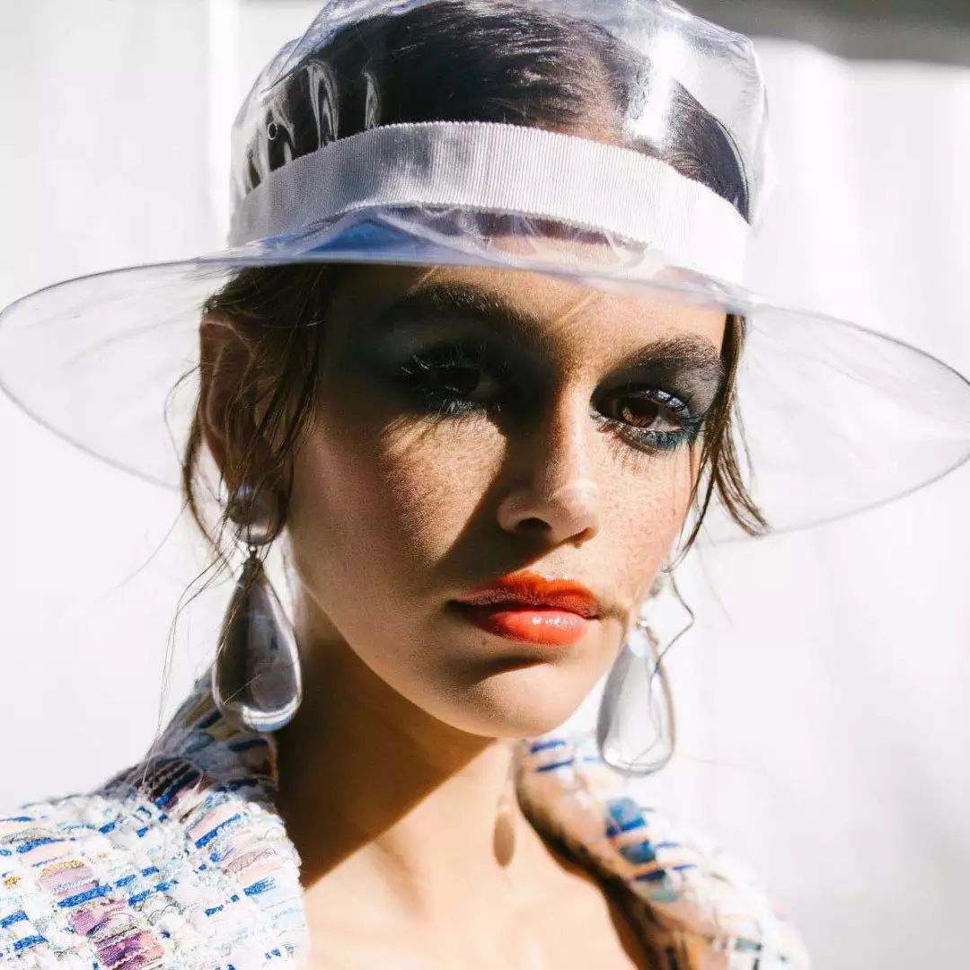 倪妮易烊千玺同框,又懒又想拍照