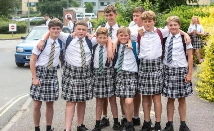 对不起，哥们，热？那你只能选择穿短裙而不是短裤！