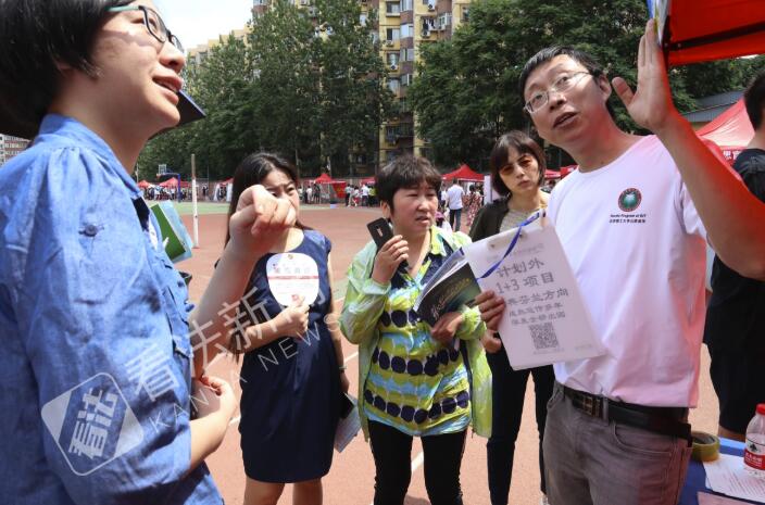 多所高校高招政策出炉,高招咨询会抢人现场