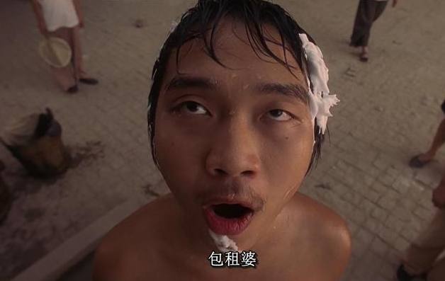 因出演《功夫》走路露出半截屁股，而广为人知，如今发福无人认出