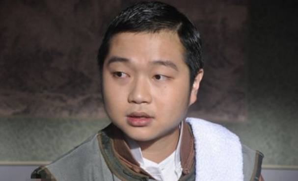 因出演《功夫》走路露出半截屁股，而广为人知，如今发福无人认出