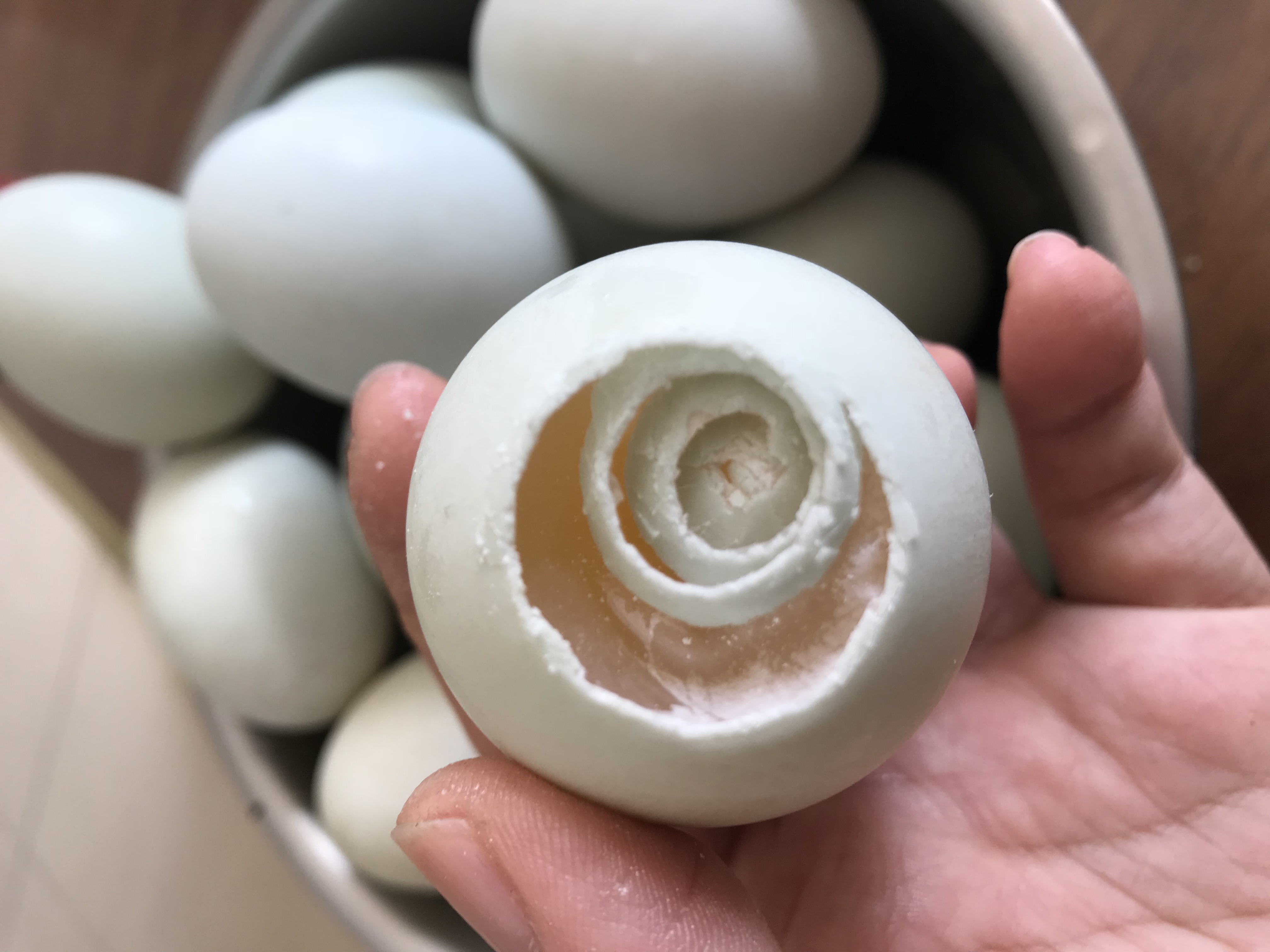 俺娘想吃咸粽子，粽皮还没买怎么办，教你两种开蛋壳方法做替代品