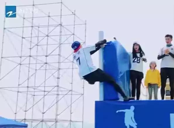 鹿晗水上漂掉水里,鹿晗海底观看反应