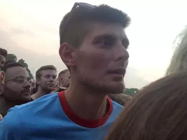 女生参加音乐节，突然感觉双腿间热热的，一回头顿时觉得恶心至极