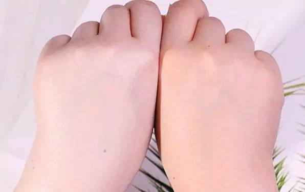 越晒越白可以做素颜霜的泰国防晒Atreus牛奶防晒喷雾真假鉴别