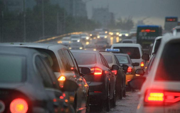 红绿灯路口堵车说明哪里出了问题,没有红绿灯为什么会堵车