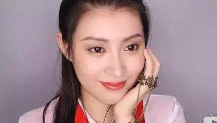 有刘海的港风妆容教程,流行的欧美妆教程