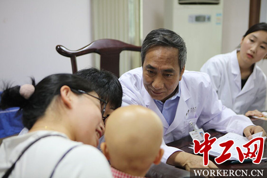 “大医精诚”刘爱民:身患尿毒症,每周三次透析仍坚持为患者看病