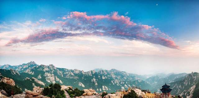 晚上在青岛吹着海风吃海鲜,青岛吹着海风吃着烧烤