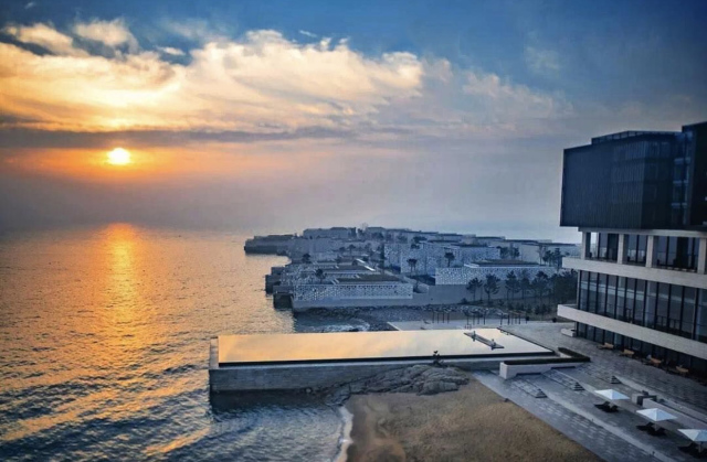 晚上在青岛吹着海风吃海鲜,青岛吹着海风吃着烧烤