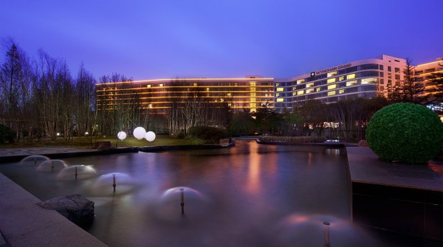 晚上在青岛吹着海风吃海鲜,青岛吹着海风吃着烧烤