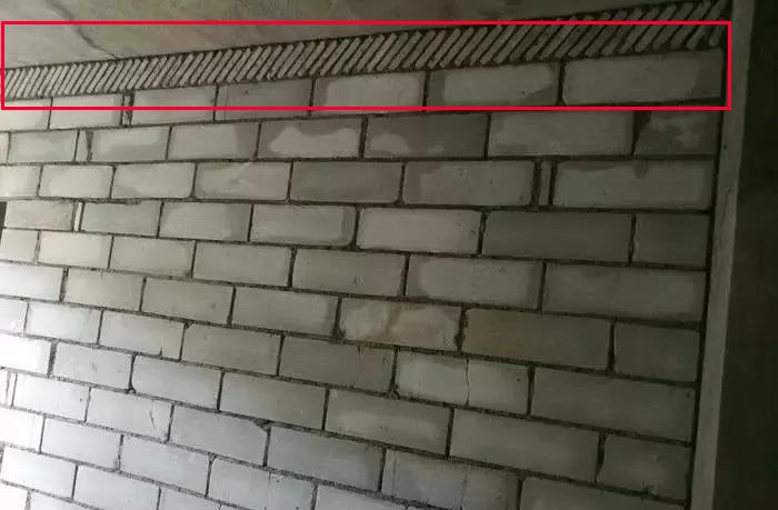 邻居家的墙倒了砸了我怎么办,邻居家墙倒了怎么处理