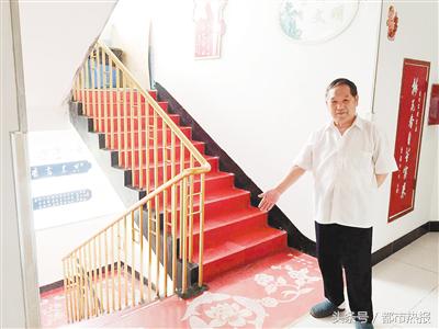 老小区的“楼道化妆师”打消了她想搬家的心