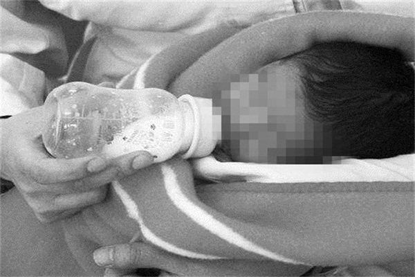 刚出生的孩子吸毒,宝宝刚出生就吸毒