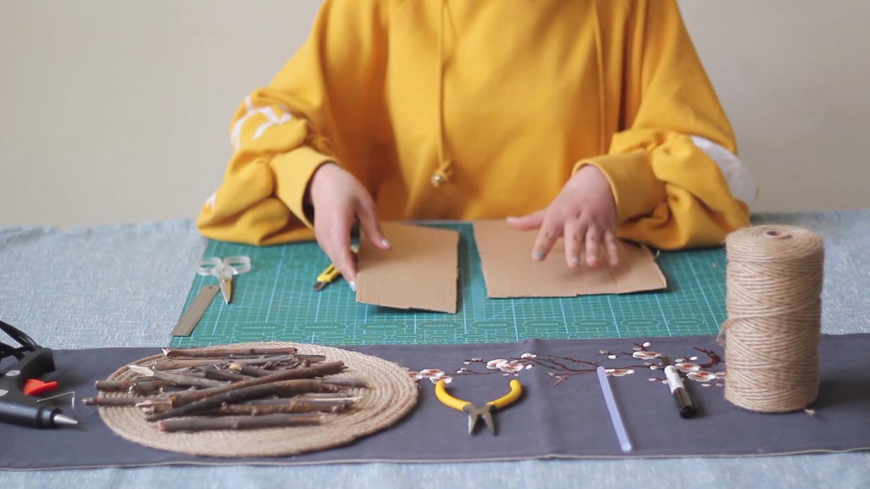 这么好看的田园风笔筒，原来是用快递盒和枯树枝做的，复古文艺范