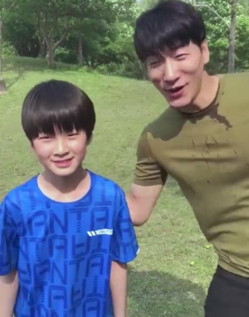 张亮儿子长腿吸睛,张亮长腿视频