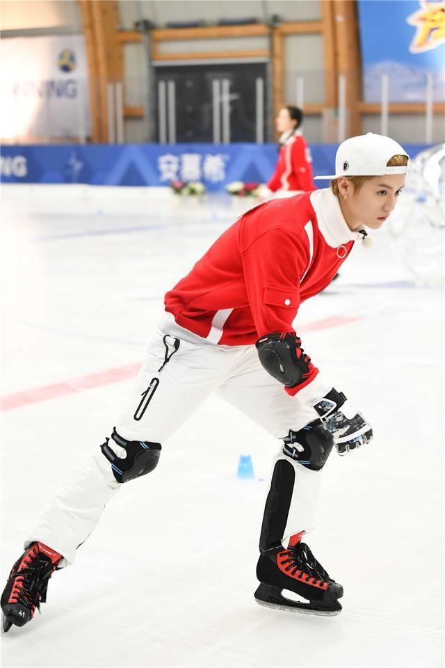 鹿晗雪地足球赛,鹿晗踢足球重返17岁