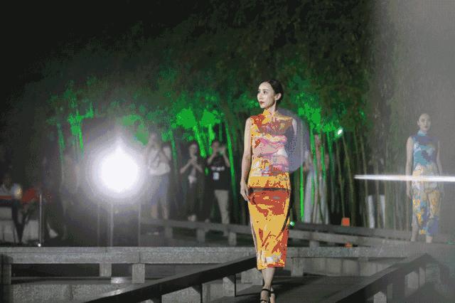 送苏州女人一件苏式旗袍就行了,如果不行就两件……