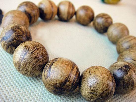 沉香能和饰品一起戴吗,沉香饰品可以长期佩戴吗