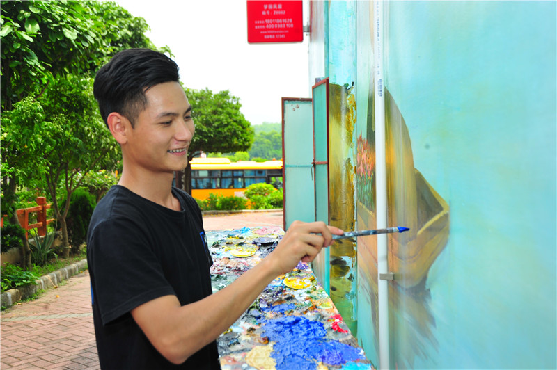墙面当画布，一支画笔画出70万年收入