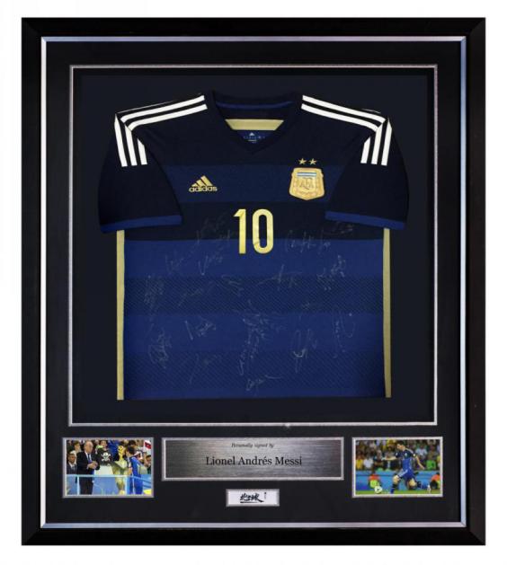 为球迷男友准备泡面零食，都比不上送一件C罗亲笔签名球衣！