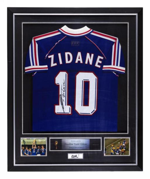 为球迷男友准备泡面零食，都比不上送一件C罗亲笔签名球衣！