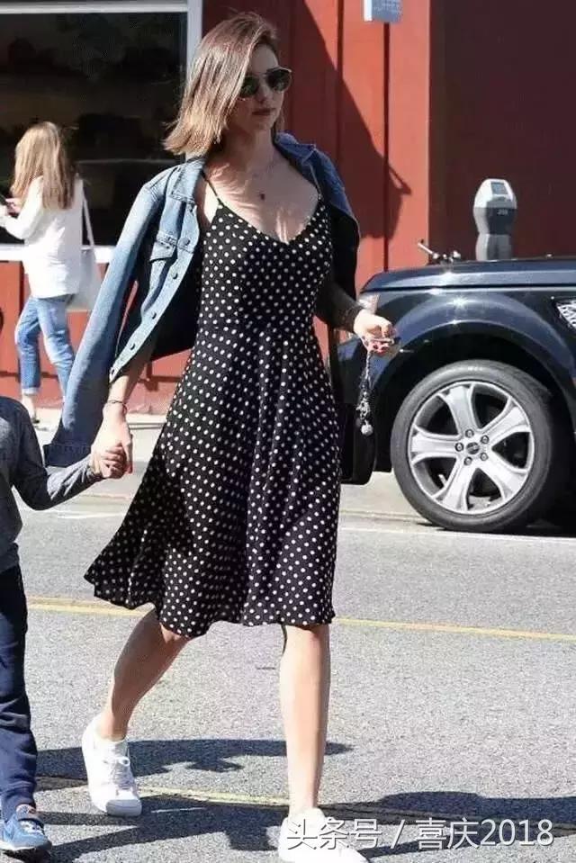 怎么把普通吊带穿的很时髦,小吊带怎么穿比较好看