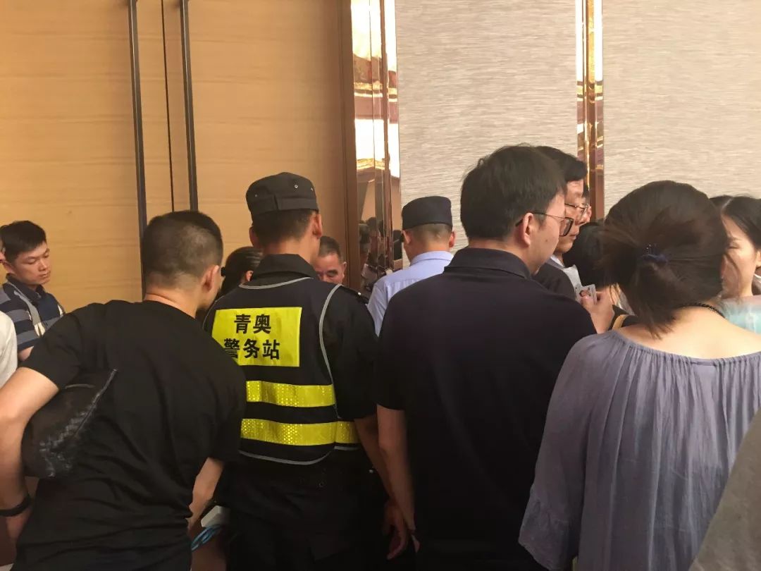 河西开盘:现场踢足球,弄错号码喊来警察,还有盘首付降至三成……