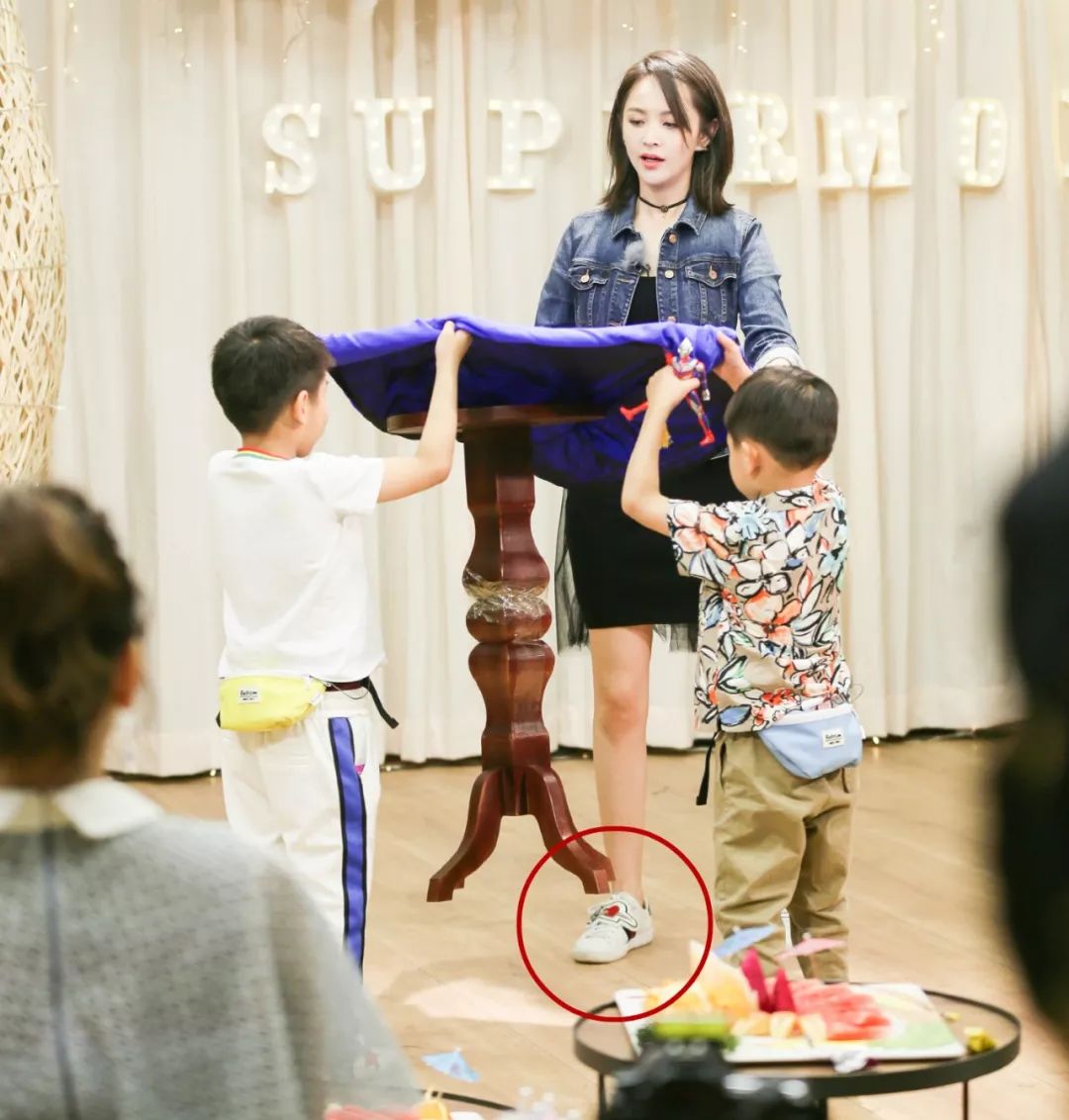 黄圣依节目中狂炫富,霍思燕黄圣依最新视频