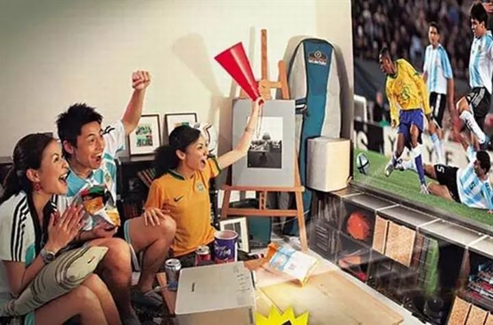 最好的世界杯一定是：男球迷看球，女球迷看肉