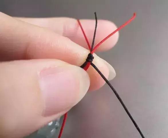 吊坠扣头绳子绑法,有金扣头的吊坠如何绑绳子