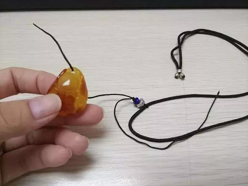 吊坠扣头绳子绑法,有金扣头的吊坠如何绑绳子