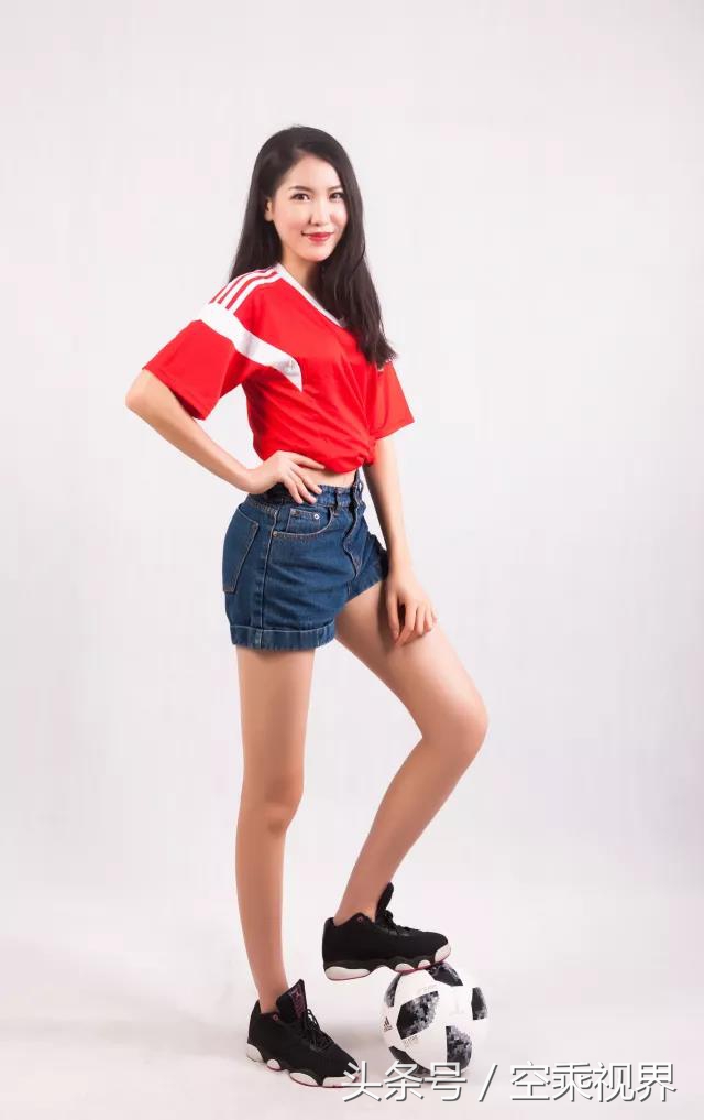 空乘变身秀,空姐化身足球宝贝
