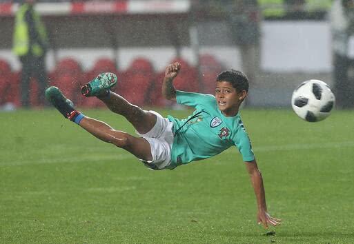 c罗的4个孩子都是亲生的吗,c罗的4个孩子