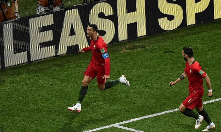 c罗庆祝梅西失点,c罗尴尬庆祝