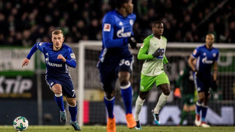 现场看球的伪球迷,足球场上最关键最不可替代的位置