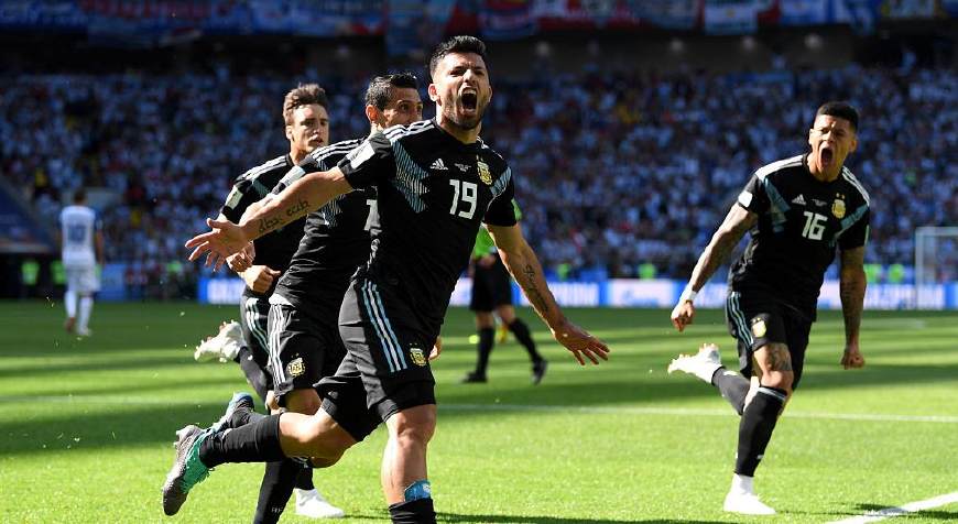 梅西现在是不是超越c罗了,梅西也曾经历过低谷永不放弃