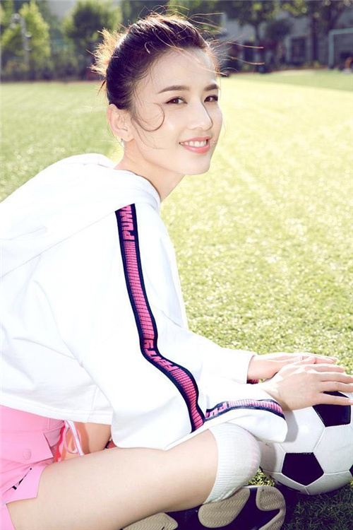 黄圣依带儿子踢足球却被一双大长腿抢镜