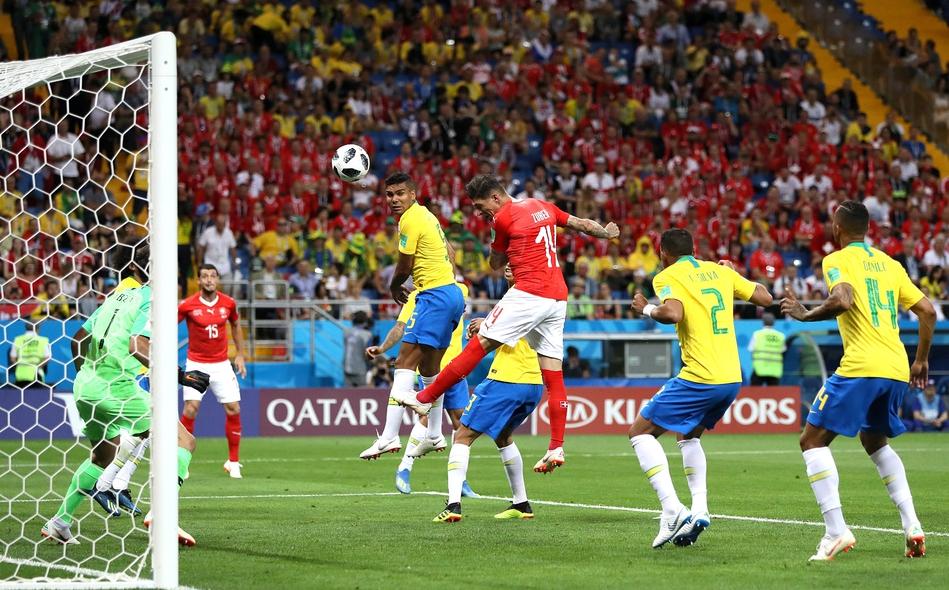 楚伯禁区犯规符合VAR适用原则，为何主裁拒绝内马尔看回放视频？