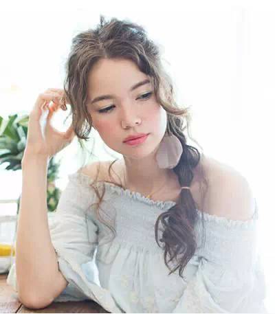 简单易懂又减龄的一款编发造型,侧编刘海编发教程简单又好看