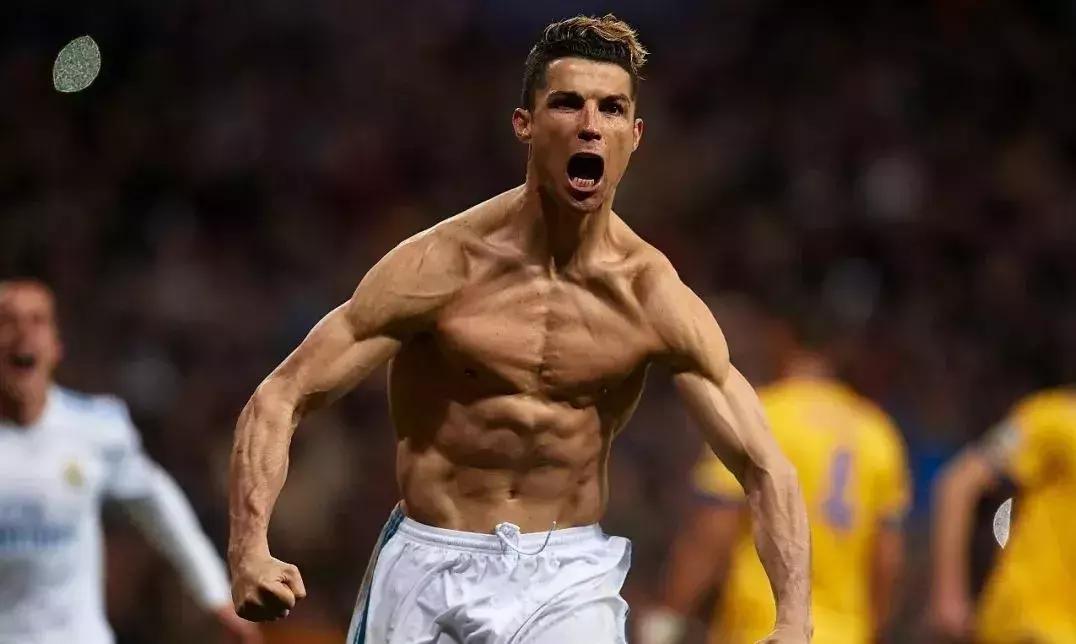 33岁的c罗依然有着20岁的身体,c罗的自律从一瓶可乐开始