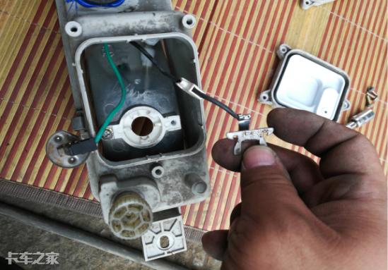 货车大灯不亮保险丝也没问题,卡车大灯故障灯