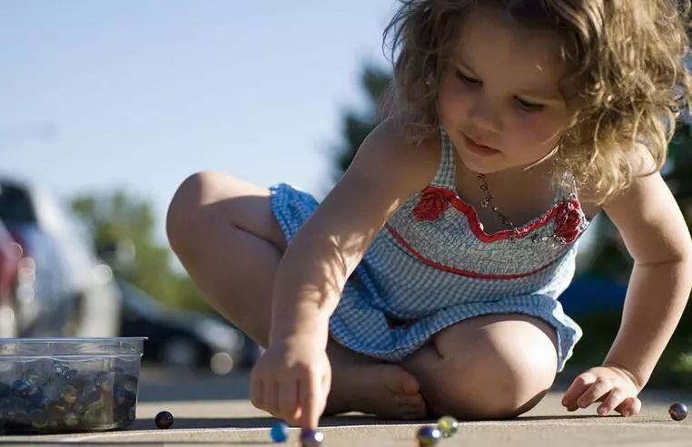 小女孩玩磁力珠不小心塞进鼻子里,小孩子贪玩把珠子塞进鼻子里