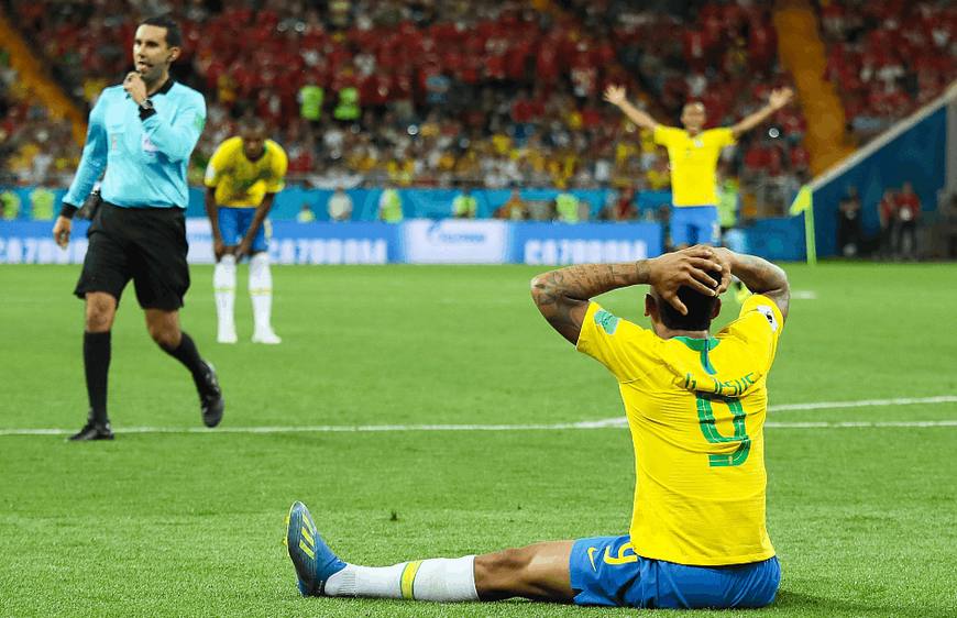 巴西该怎么办!内马尔训练中疑旧伤复发,泄愤后掩面离开