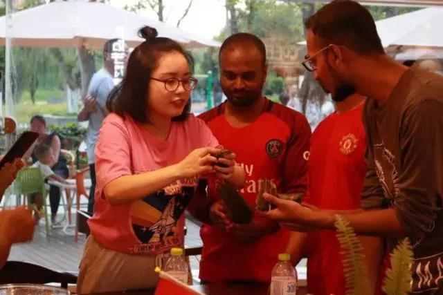 抢眼球！六国友人相聚郫筒踢“社区世界杯”过中国端午节